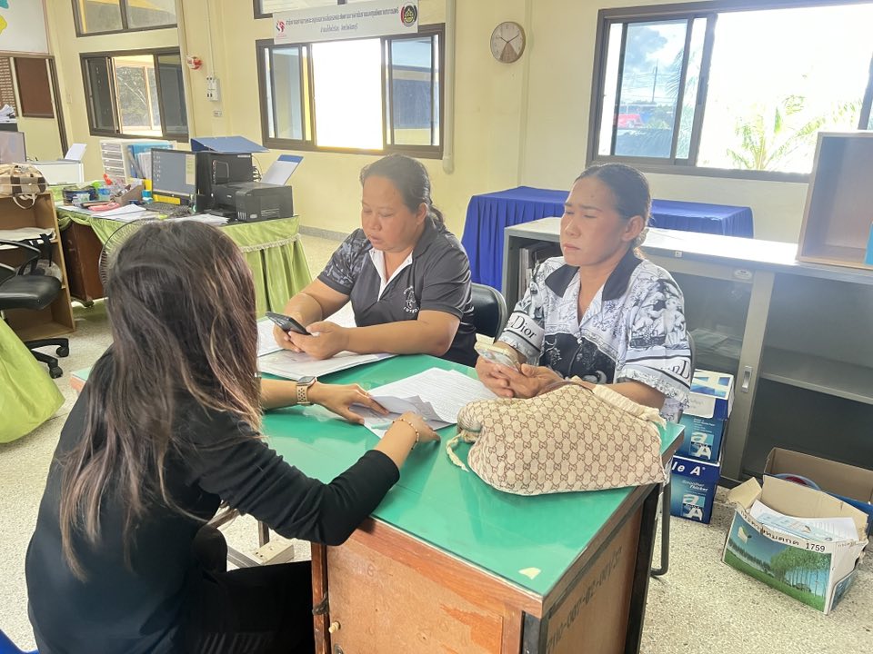 พช.โป่งน้ำร้อน อำนวยความสะดวกและสนับสนุน ผู้ผลิต ผู้ประกอบการ OTOP สมัครเข้าร่วมโครงการ “คนละครึ่ง พลัส” สำหรับผู้ประกอบการ