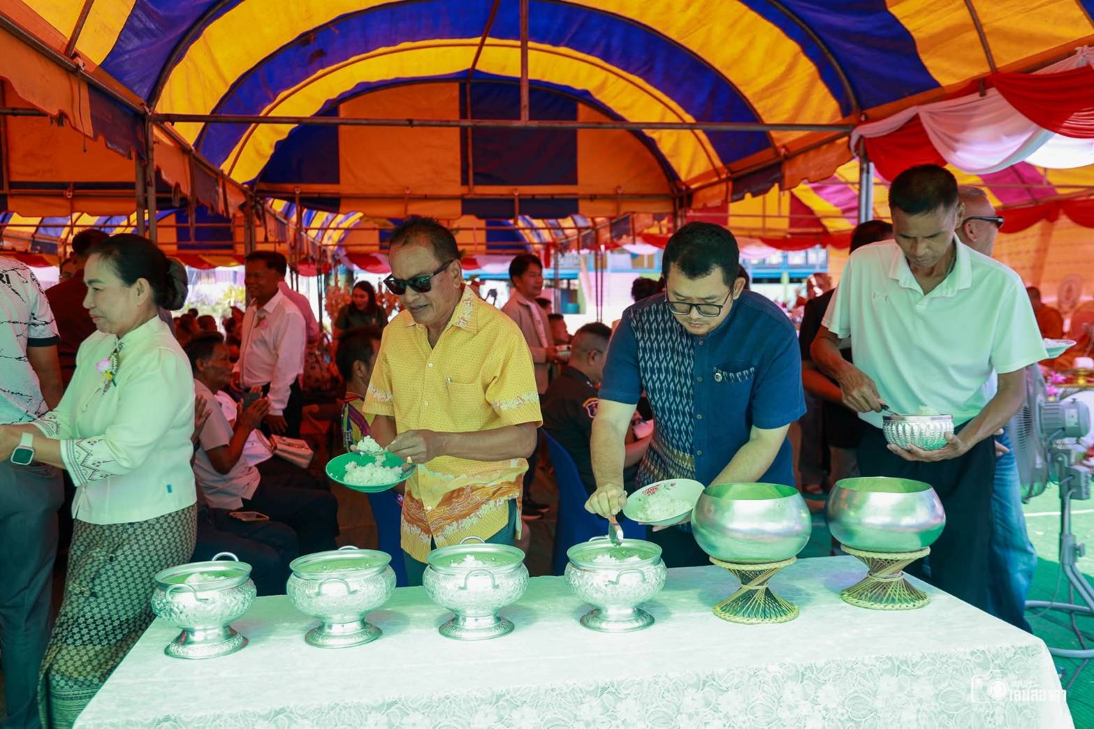 พช.โป่งน้ำร้อน ร่วมงานทอดผ้าป่าสามัคคีเพื่อสมทบทุนสร้างสนามกีฬาโรงเรียนและพัฒนาการศึกษา