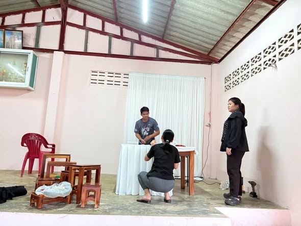 พช.โป่งน้ำร้อน ลงพื้นที่ร่วมจัดเตรียมสถานที่และขบวนรถแห่อัญเชิญเงินขวัญถุงพระราชทานกองทุนแม่ของแผ่นดินบ้านป่าวิไล