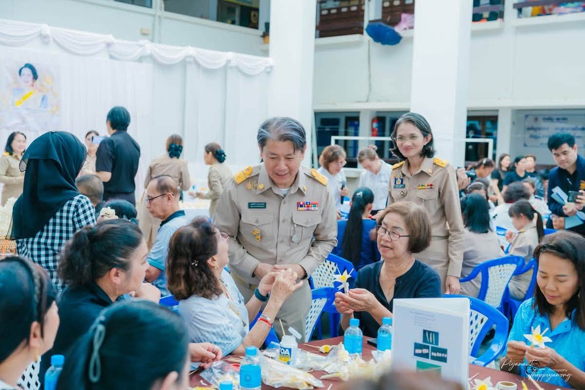 พช.โป่งน้ำร้อน ร่วมกิจกรรมประดิษฐ์ดอกไม้จันทน์ แสดงความจงรักภักดีและน้อมรำลึกในพระมหากรุณาธิคุณ