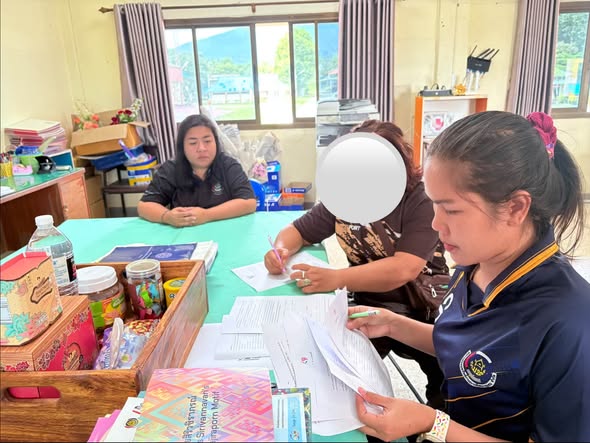 พช.โป่งน้ำร้อน ดำเนินการติดตามแจ้งผลการพิจารณาลดอัตราดอกเบี้ยเงินกู้และลดอัตราดอกเบี้ยผิดนัดกองทุนพัฒนาบทบาทสตรี