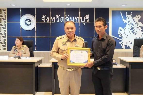 พช.โป่งน้ำร้อน ร่วมเชิดชูเกียรติหมู่ที่ 11 บ้านสันติพัฒนา ตามโครงการ 128 กองทุนแม่ของแผ่นดิน