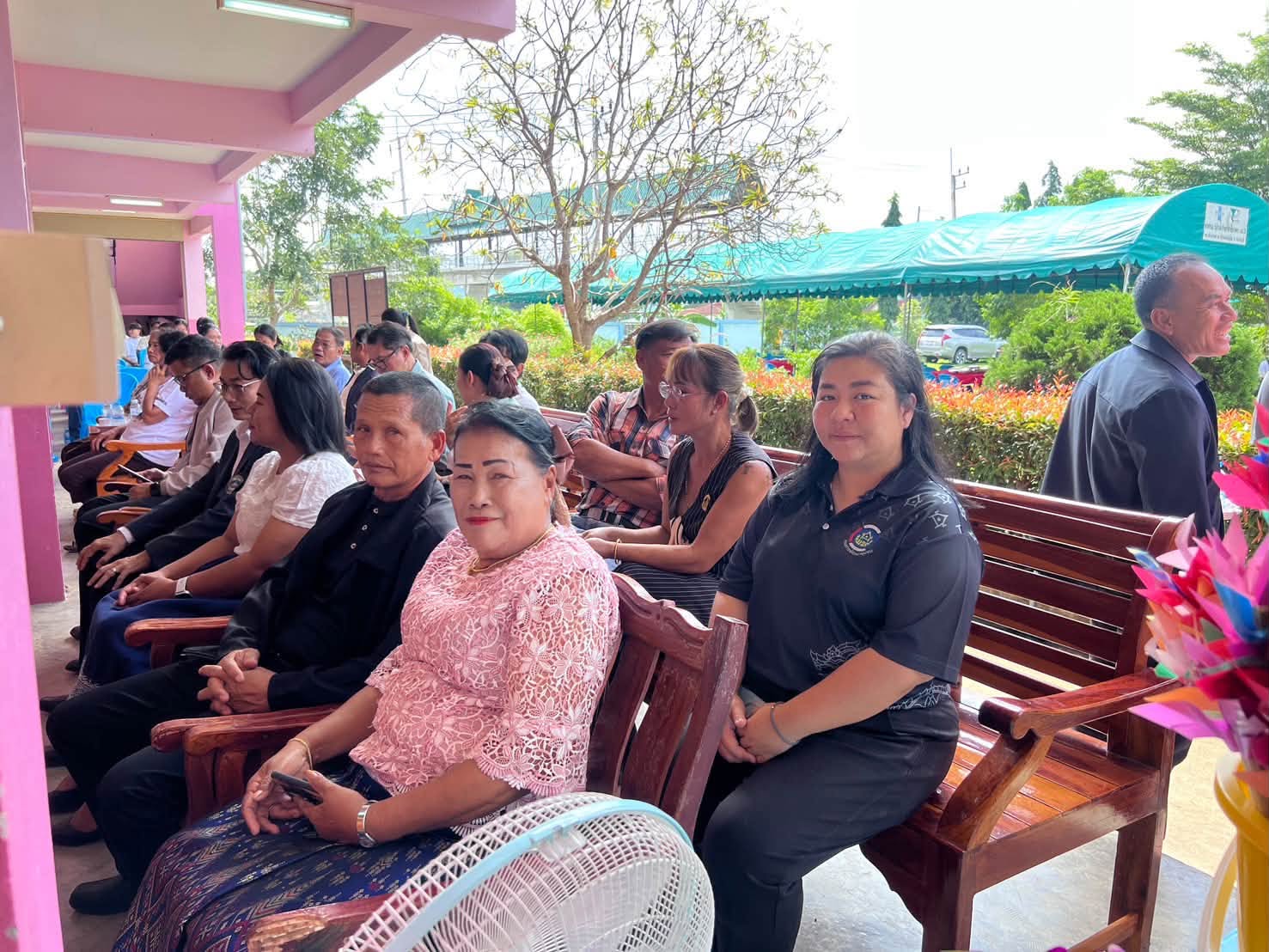 พช.โป่งน้ำร้อน ร่วมงานทอดผ้าป่าเพื่อการศึกษาโรงเรียนวัดพังงอน