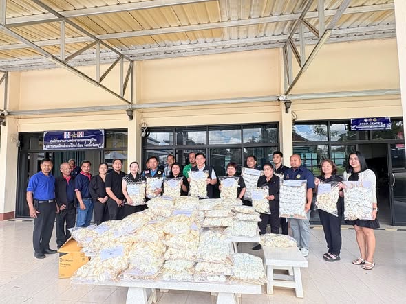 อำเภอโป่งน้ำร้อน รับมอบดอกไม้จันทน์ จำนวน 8,000 ดอก เตรียมความพร้อมสำหรับพิธีถวายดอกไม้จันทน์