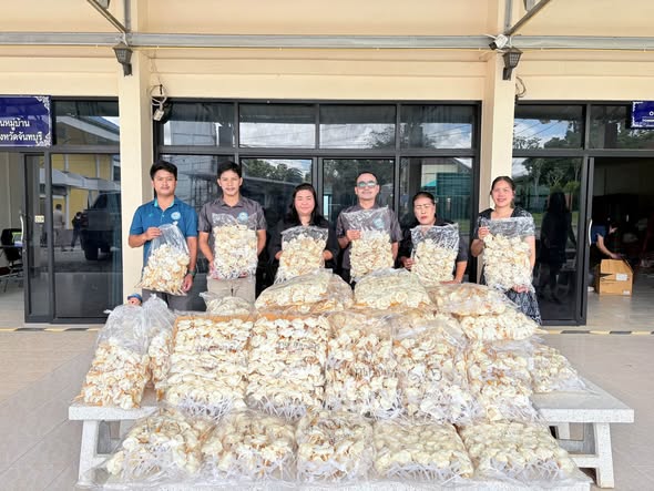 พช.โป่งน้ำร้อน รับมอบดอกไม้จันทน์จากเทศบาลตําบลเทพนิมิต จำนวน 2,000 ดอก เตรียมความพร้อมสำหรับพิธีถวายดอกไม้จันทน์
