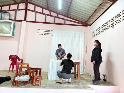 พช.โป่งน้ำร้อน ลงพื้นที่ร่วมจัดเตรียมสถานที่และขบวนรถแห่อัญเชิญเงินขวัญถุงพระราชทานกองทุนแม่ของแผ่นดินบ้านป่าวิไล