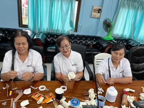 คณะทำงานขับเคลื่อนกองทุนพัฒนาบทบาทสตรีตำบลโป่งน้ำร้อน ร่วมประดิษฐ์ดอกไม้จันทน์ แสดงความจงรักภักดีและน้อมรำลึกในพระมหากรุณาธิคุณ