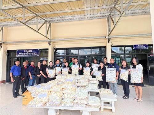 อำเภอโป่งน้ำร้อน รับมอบดอกไม้จันทน์ จำนวน 8,000 ดอก เตรียมความพร้อมสำหรับพิธีถวายดอกไม้จันทน์